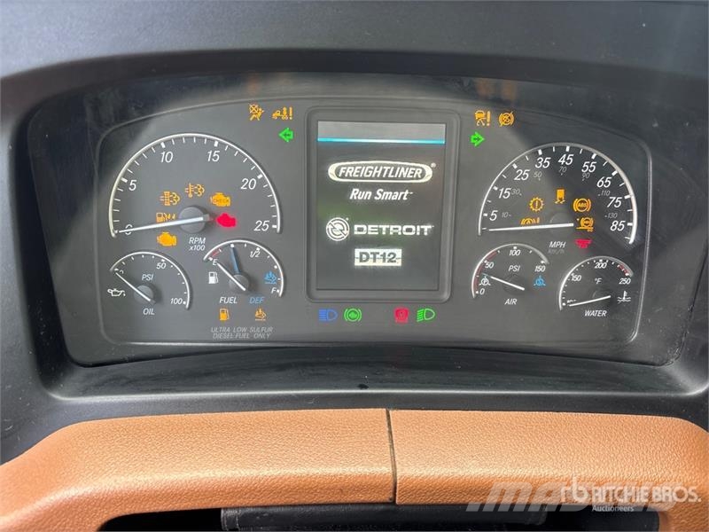 Freightliner Cascadia 126 6x4 T/A Sleeper Truck Tractor Vlačilci