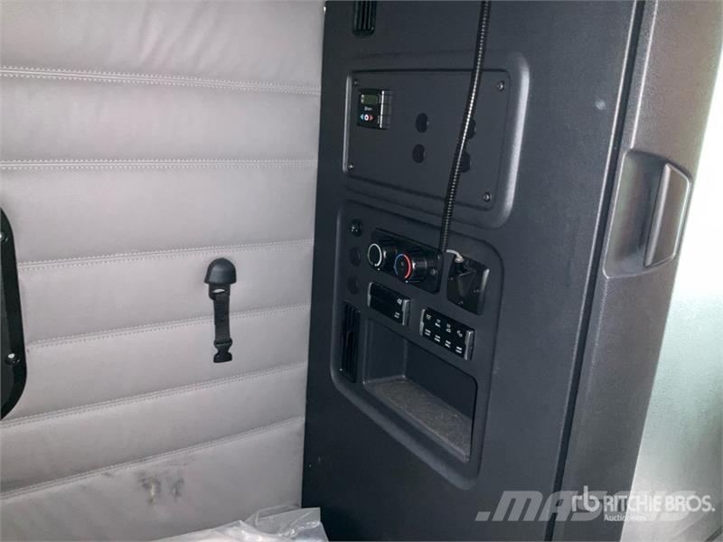 Freightliner Cascadia 126 6x4 T/A Sleeper Truck Tractor Седельные тягачи