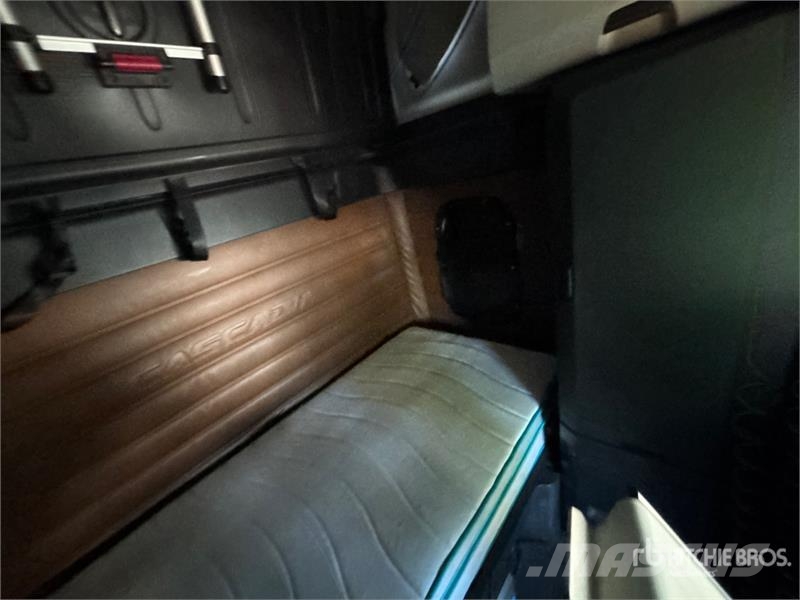 Freightliner Cascadia 6x4 T/A Sleeper Truck Tractor (Inoperable Cabezas tractoras