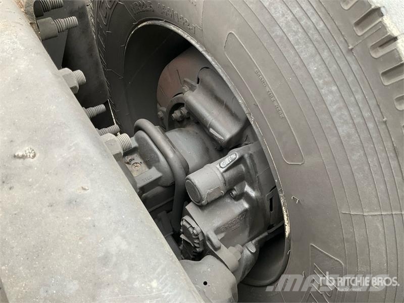 Freightliner Cascadia 126 6x4 T/A Sleeper Truck Tractor 中古トラクターヘッド | トレーラーヘッド