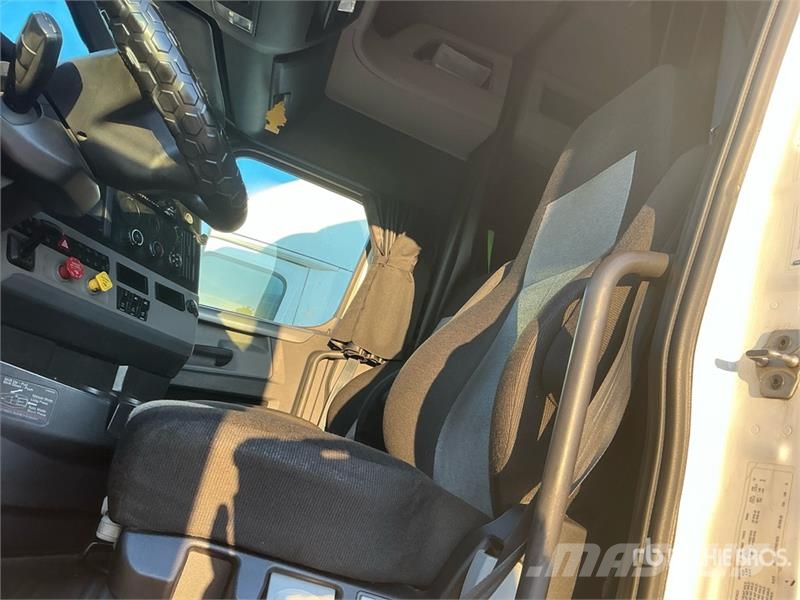 Freightliner Cascadia 126 6x4 T/A Sleeper Truck Tractor Vilcēji