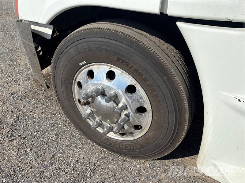 Freightliner Cascadia 125 6x4 T/A Sleeper Truck Tractor 中古トラクターヘッド | トレーラーヘッド