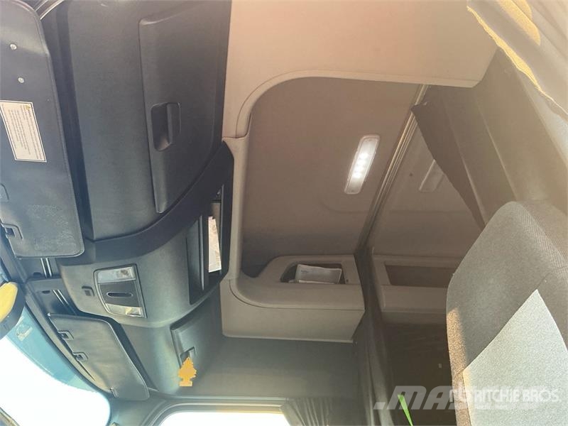 Freightliner Cascadia 126 6x4 T/A Sleeper Truck Tractor Vilcēji