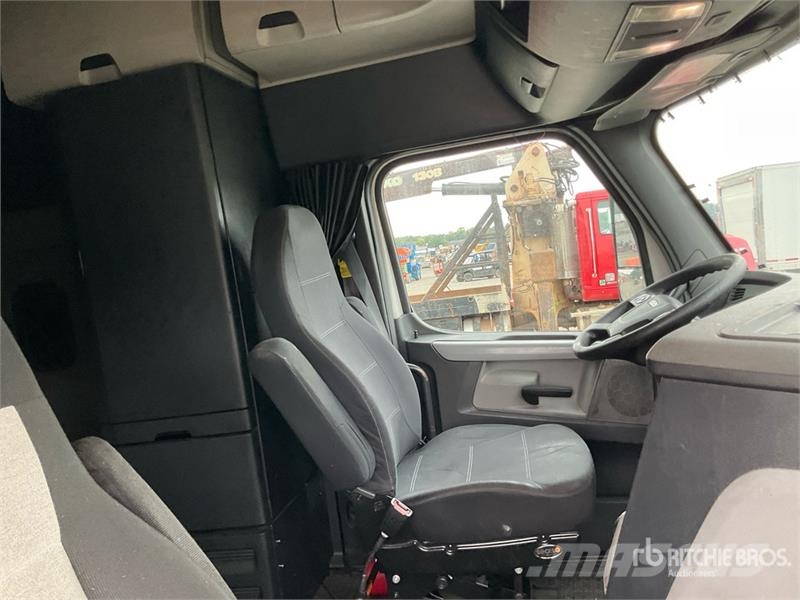 Freightliner Cascadia 126 6x4 T/A Sleeper Truck Tractor 中古トラクターヘッド | トレーラーヘッド