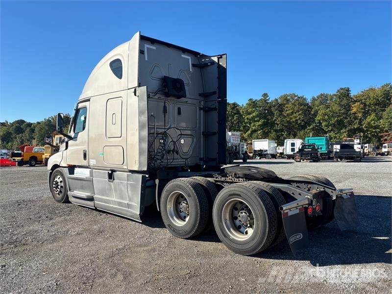 Freightliner Cascadia 126 6x4 T/A Sleeper Truck Tractor Cavalos mecânicos