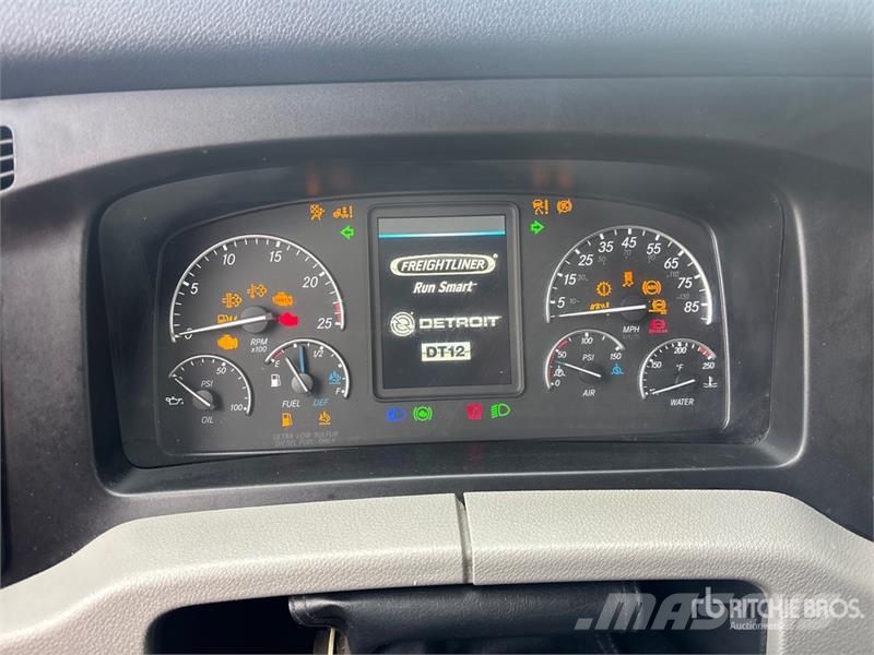 Freightliner Cascadia 126 6x4 T/A Sleeper Truck Tractor Vlačilci