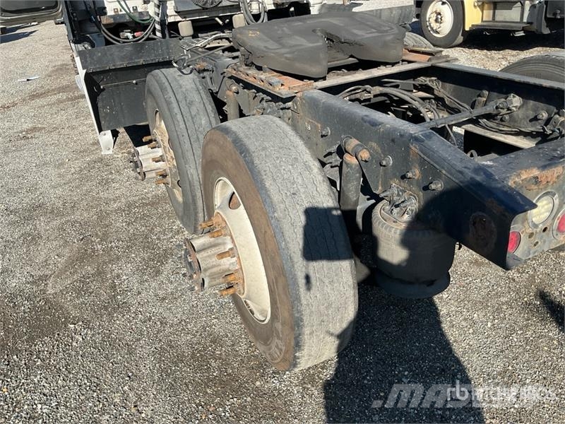 Freightliner Cascadia 126 6x4 T/A Sleeper Truck Tractor Тягачі