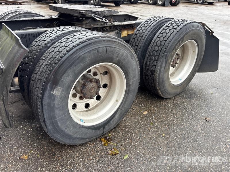 Freightliner Cascadia 125 6x4 T/A Sleeper Truck Tractor (Inoper Trekkvogner