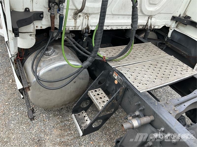 Freightliner Cascadia 126 6x4 T/A Sleeper Truck Tractor 中古トラクターヘッド | トレーラーヘッド