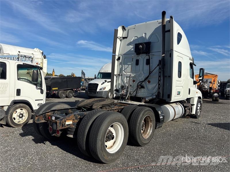 Freightliner Cascadia 125 6x4 T/A Sleeper Truck Tractor (Inoper Tractor Units