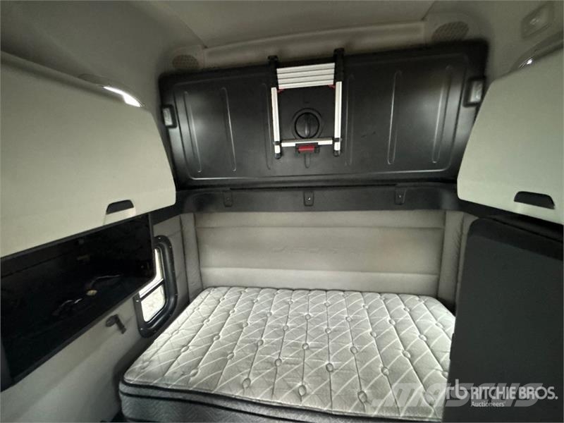 Freightliner Cascadia 126 6x4 T/A Sleeper Truck Tractor Vlačilci