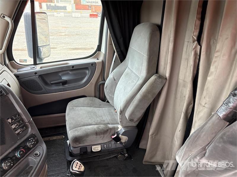 Freightliner Cascadia 125 6x4 T/A Sleeper Truck Tractor Tegljači