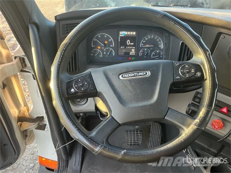 Freightliner Cascadia 126 6x4 T/A Sleeper Truck Tractor Vilcēji