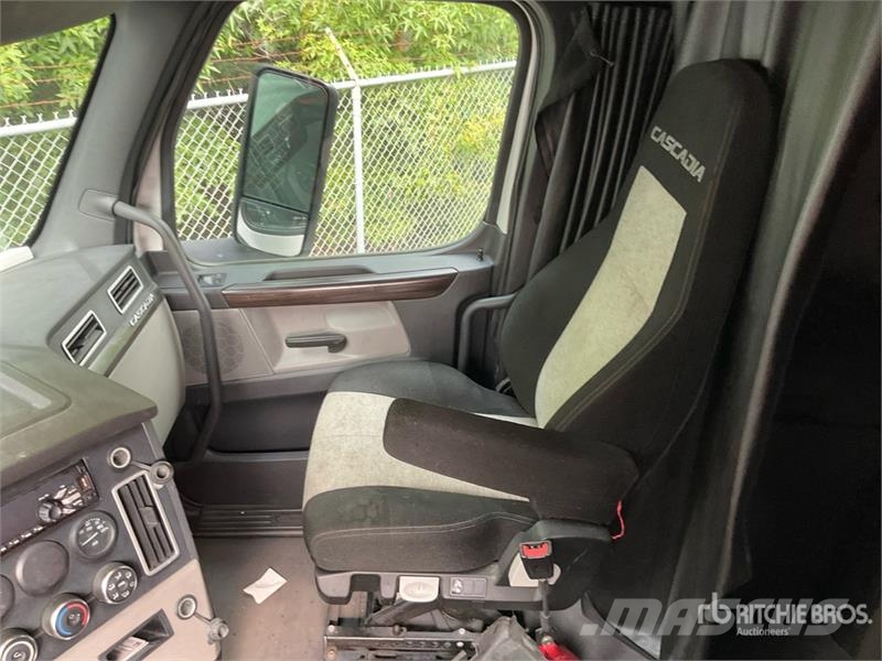 Freightliner Cascadia 126 6x4 T/A Sleeper Truck Tractor Седельные тягачи