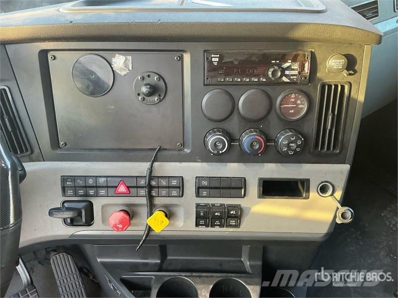 Freightliner Cascadia 126 6x4 T/A Sleeper Truck Tractor Vilcēji