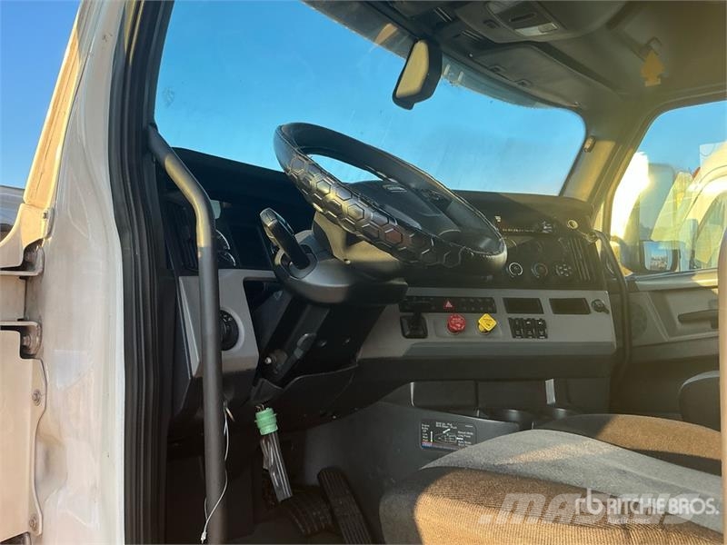 Freightliner Cascadia 126 6x4 T/A Sleeper Truck Tractor Vilcēji