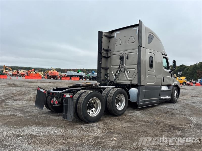 Freightliner Cascadia 126 6x4 T/A Sleeper Truck Tractor Vlačilci