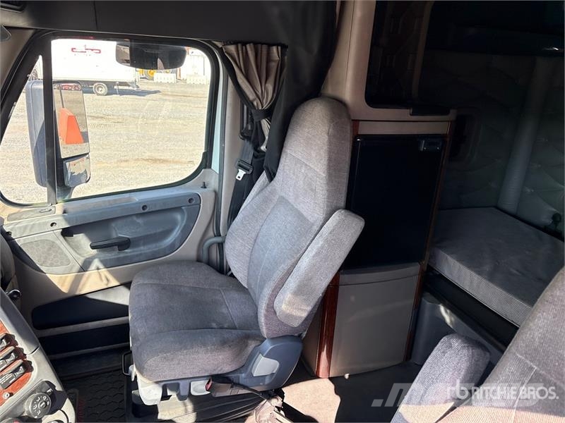 Freightliner Cascadia 125 6x4 T/A Sleeper Truck Tractor 中古トラクターヘッド | トレーラーヘッド