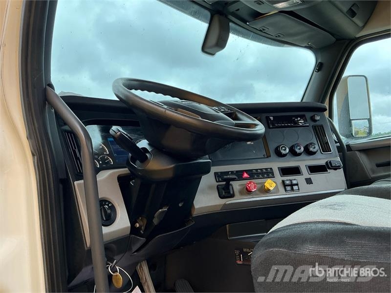 Freightliner Cascadia 126 Vetopöytäautot