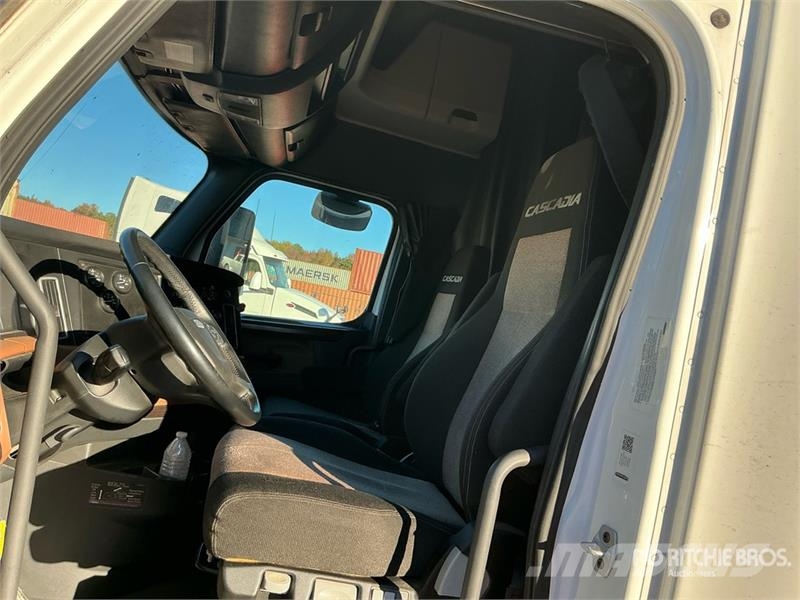 Freightliner Cascadia 126 T/A Sleeper Truck Tractor Nyergesvontatók