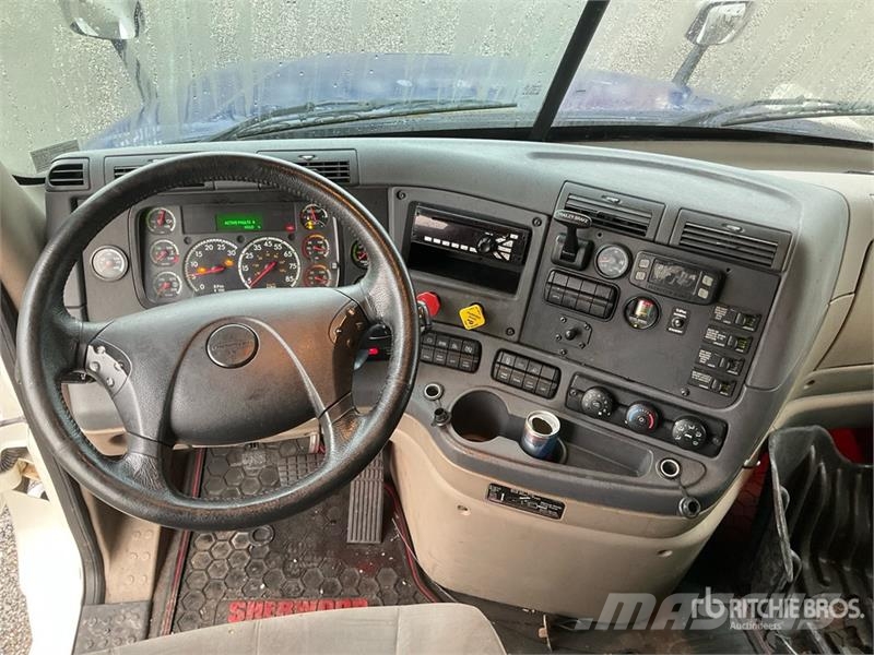 Freightliner Cascadia 125 6x4 T/A Sleeper Truck Tractor Trekkvogner