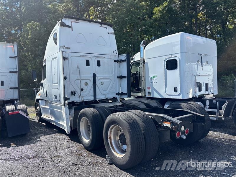 Freightliner Cascadia 125 6x4 T/A Sleeper Truck Tractor Тягачі