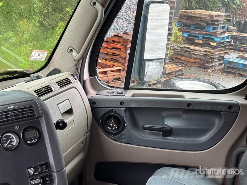 Freightliner Cascadia 125 6x4 T/A Sleeper Truck Tractor (Inoper Trekkvogner