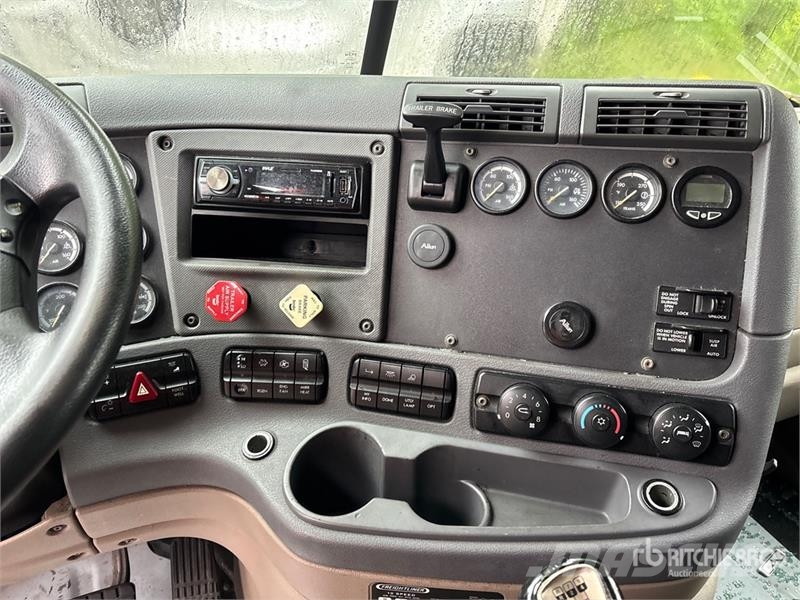 Freightliner Cascadia 125 6x4 T/A Sleeper Truck Tractor (Inoper Trekkvogner