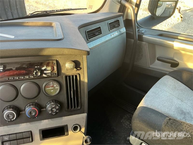 Freightliner Cascadia 126 6x4 T/A Sleeper Truck Tractor Vilcēji