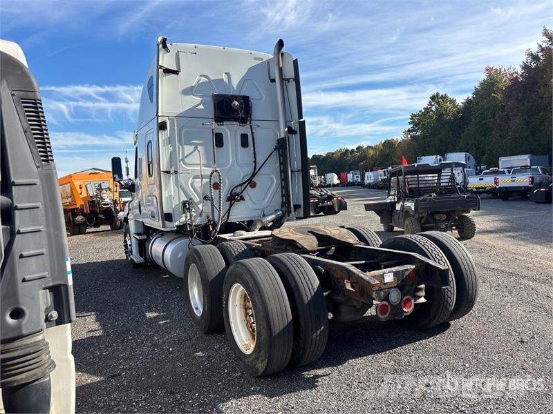 Freightliner Cascadia 125 6x4 T/A Sleeper Truck Tractor (Inoper Tractor Units