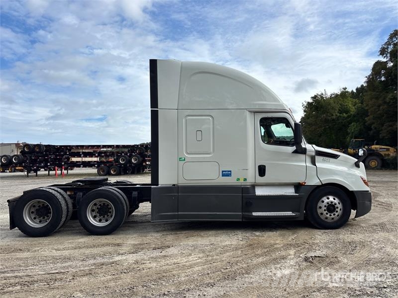 Freightliner Cascadia 126 6x4 T/A Sleeper Truck Tractor Cabezas tractoras