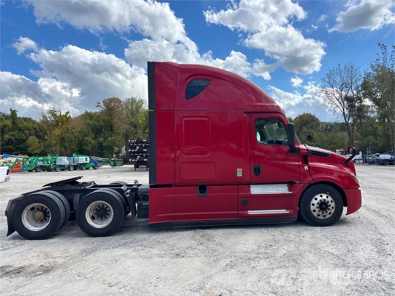Freightliner Cascadia 126 6x4 T/A Sleeper Truck Tractor Vlačilci