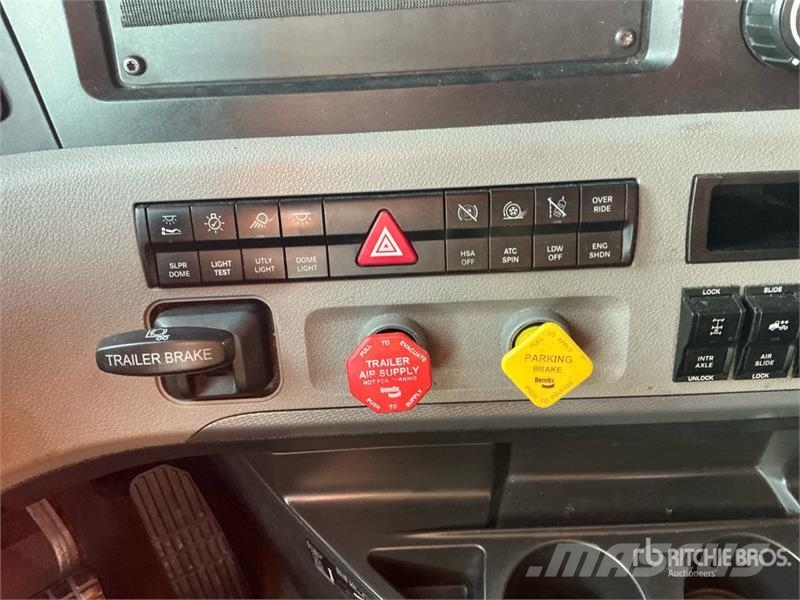 Freightliner Cascadia 126 6x4 T/A Sleeper Truck Tractor Vilcēji