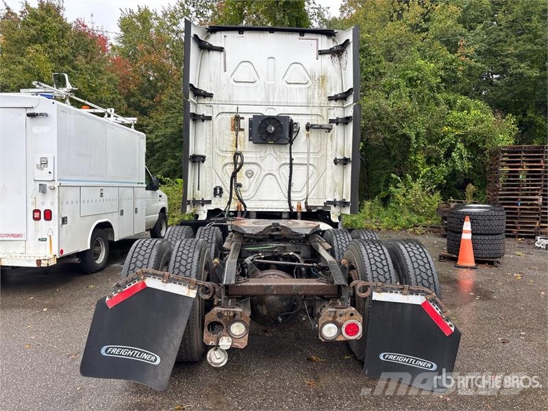 Freightliner Cascadia 125 6x4 T/A Sleeper Truck Tractor (Inoper Trekkvogner