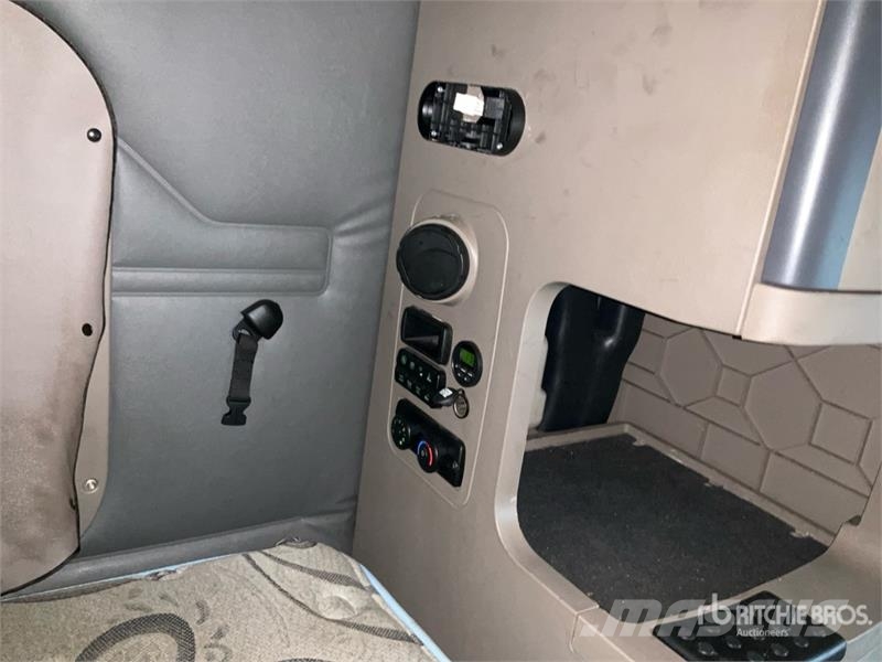 Freightliner Cascadia 125 6x4 T/A Sleeper Truck Tractor Trekkvogner