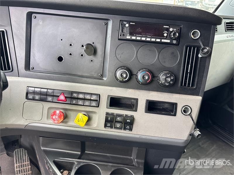 Freightliner Cascadia 126 6x4 T/A Sleeper Truck Tractor Tractores (camiões)