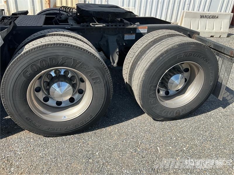 Freightliner Cascadia 126 T/A Sleeper Truck Tractor Dragbilar