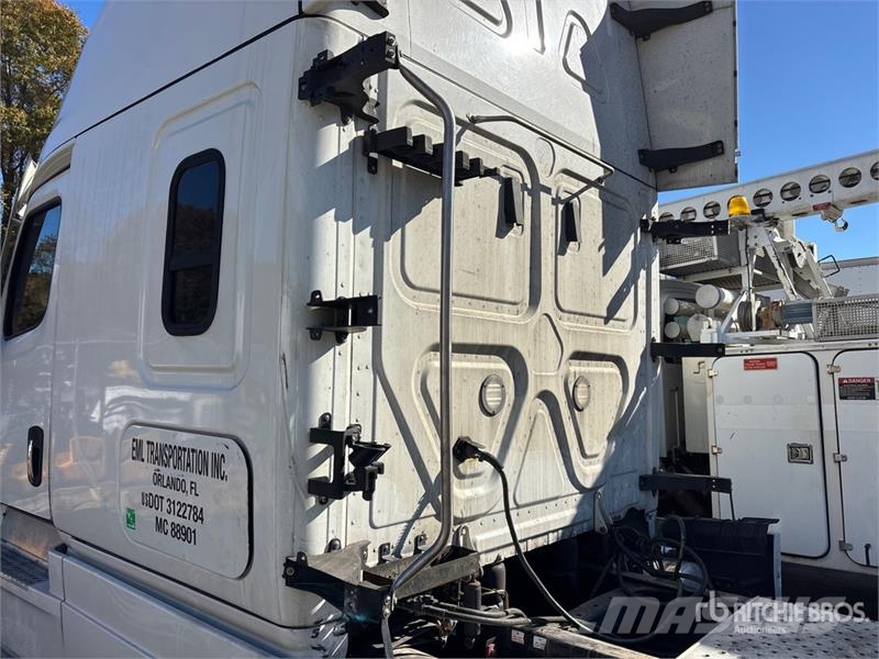 Freightliner Cascadia 6x4 T/A Sleeper Truck Tractor (Inoperable Cabezas tractoras