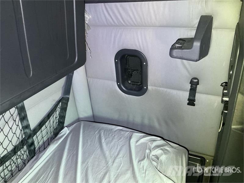 Freightliner Cascadia 126 6x4 T/A Sleeper Truck Tractor Vilcēji