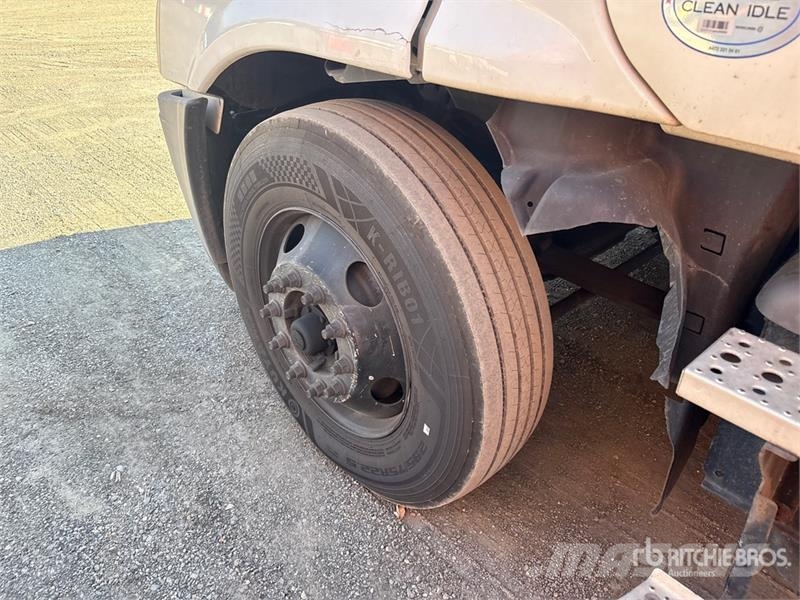 Freightliner Cascadia 125 6x4 T/A Sleeper Truck Tractor 中古トラクターヘッド | トレーラーヘッド