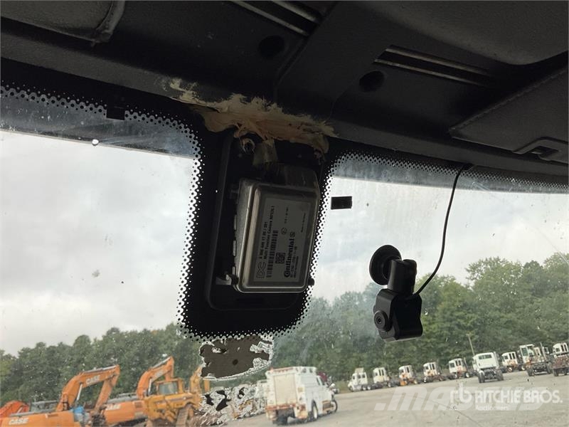 Freightliner Cascadia 126 6x4 T/A Sleeper Truck Tractor 中古トラクターヘッド | トレーラーヘッド