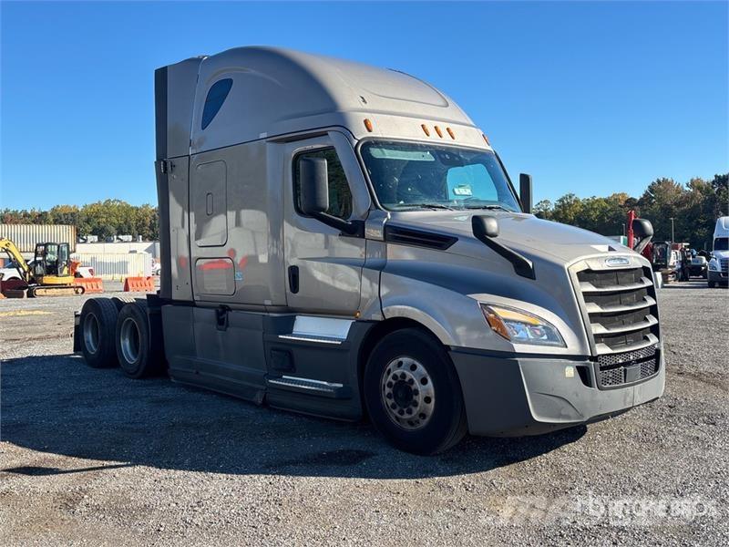 Freightliner Cascadia 126 6x4 T/A Sleeper Truck Tractor Cavalos mecânicos