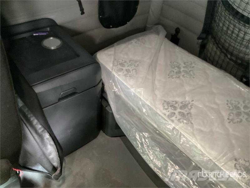 Freightliner Cascadia 126 6x4 T/A Sleeper Truck Tractor Седельные тягачи