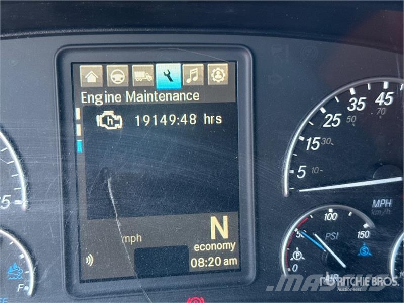 Freightliner Cascadia 126 6x4 T/A Sleeper Truck Tractor (Inoper Седельные тягачи