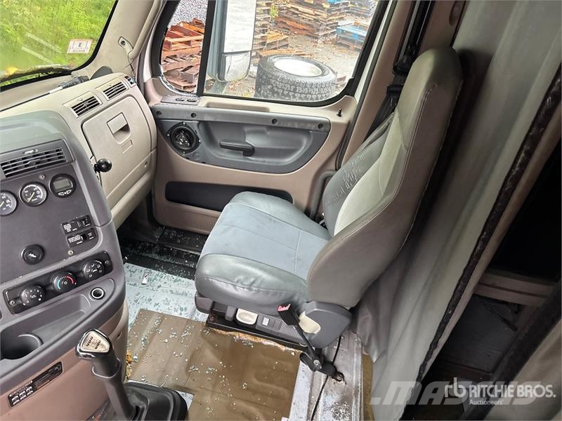Freightliner Cascadia 125 6x4 T/A Sleeper Truck Tractor (Inoper Trekkvogner