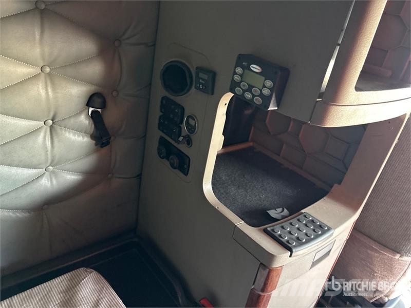 Freightliner Cascadia 125 6x4 T/A Sleeper Truck Tractor 中古トラクターヘッド | トレーラーヘッド