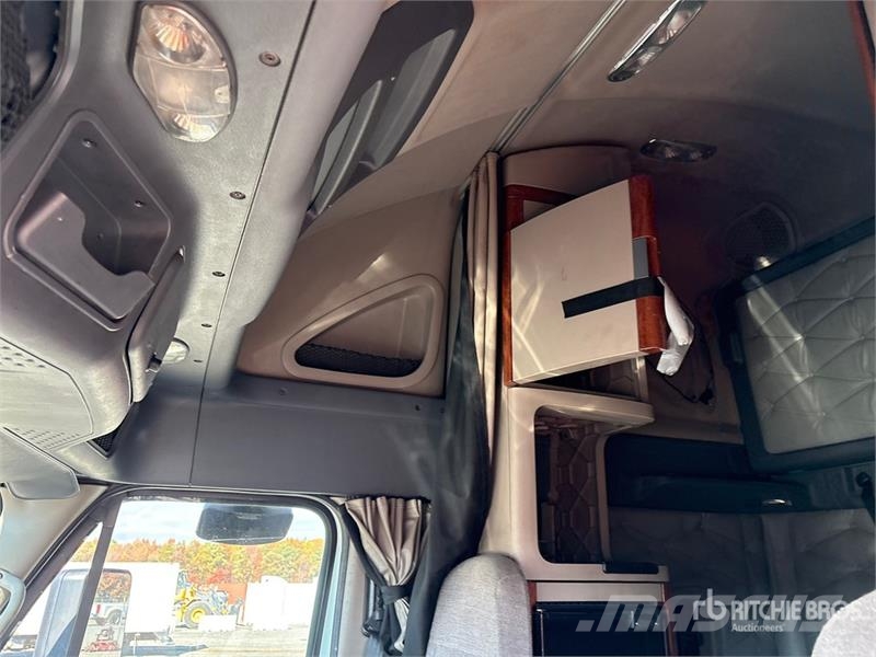 Freightliner Cascadia 125 6x4 T/A Sleeper Truck Tractor 中古トラクターヘッド | トレーラーヘッド