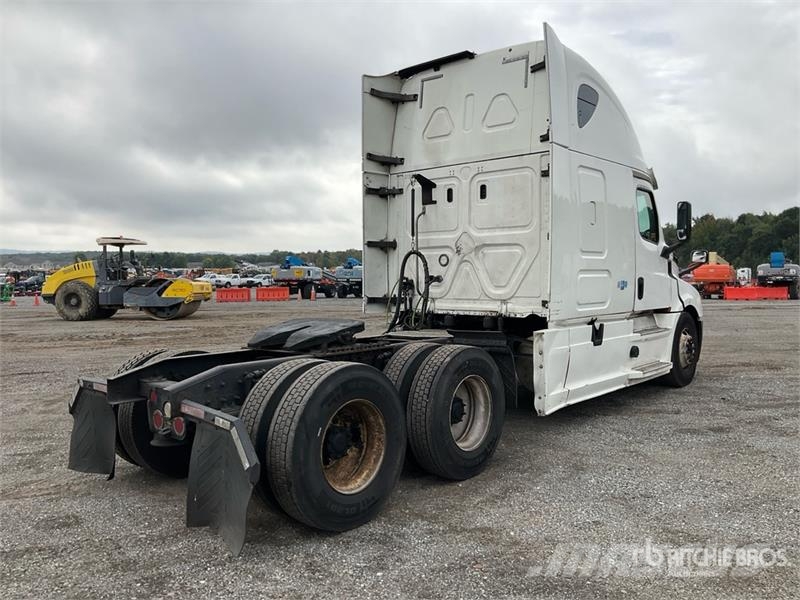 Freightliner Cascadia 126 6x4 T/A Sleeper Truck Tractor 中古トラクターヘッド | トレーラーヘッド