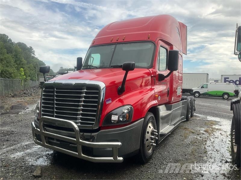 Freightliner Cascadia 125 6x4 T/A Sleeper Truck Tractor Vlačilci