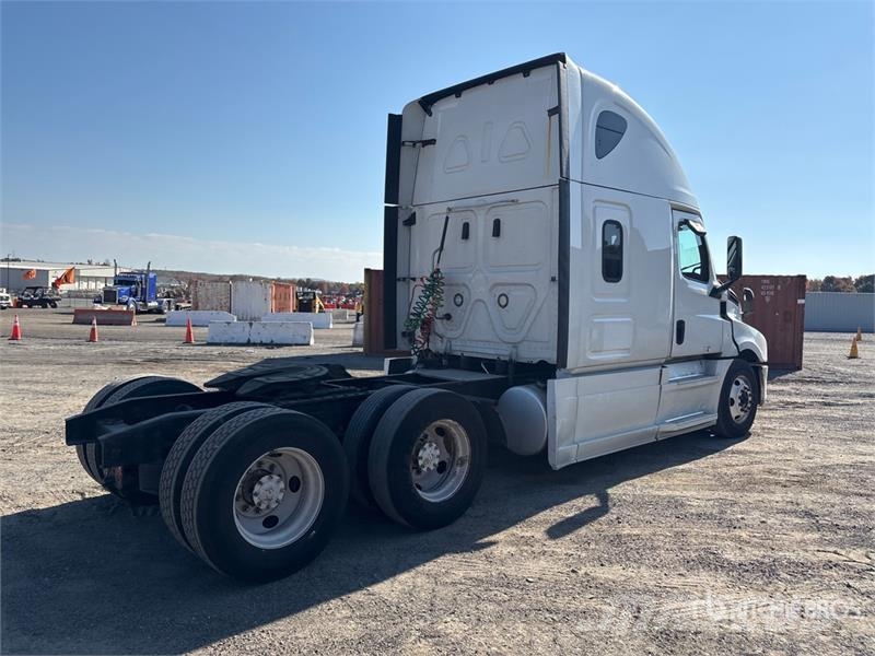 Freightliner Cascadia 126 6x4 T/A Sleeper Truck Tractor Tegljači